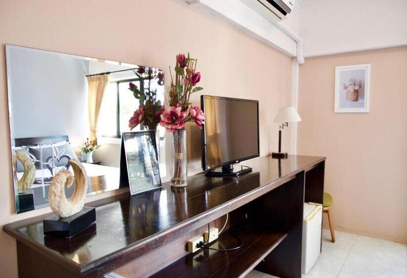 스탠다드 트리플 룸, Golden Guesthouse By The Beach Cha Am