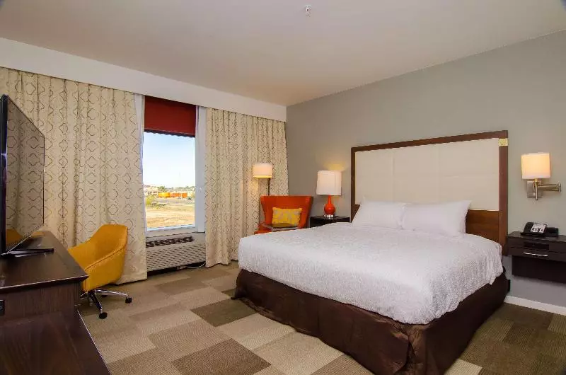 キングサイズベッドのスタンダードルーム, Hampton Inn & Suites Huntsville