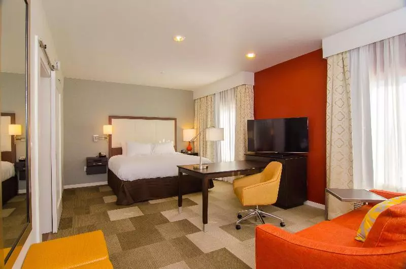 キングサイドベッドのスタンダードワンルーム, Hampton Inn & Suites Huntsville