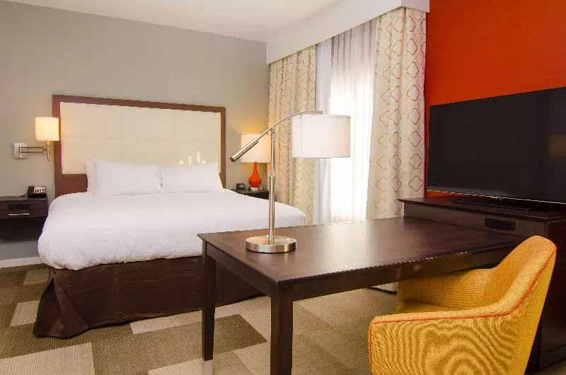 キングサイドベッドのスタンダードワンルーム, Hampton Inn & Suites Huntsville