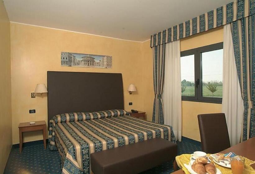 סוויטת ג'וניור, Riz B.b