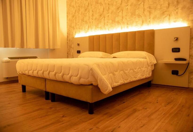 חדר סטנדרט, Riz B.b