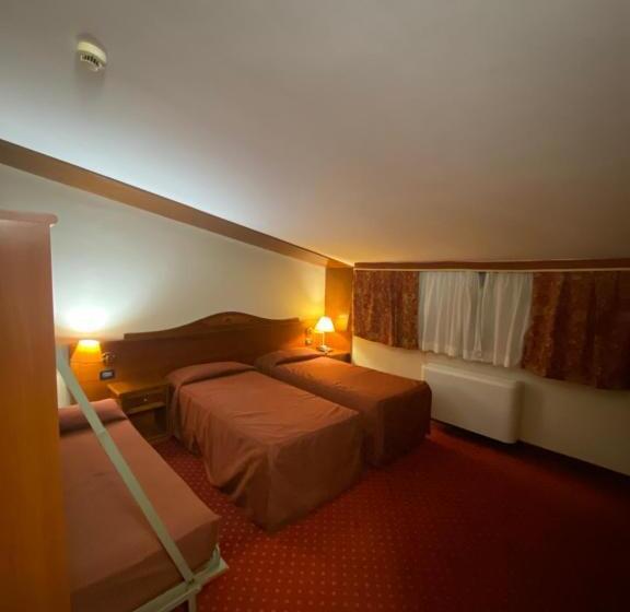 חדר סטנדרט לשלושה, Riz B.b