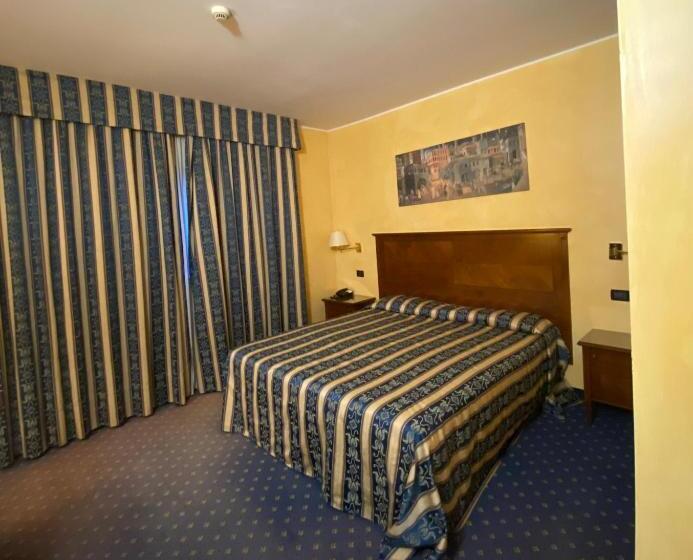 חדר סטנדרט יחיד, Riz B.b