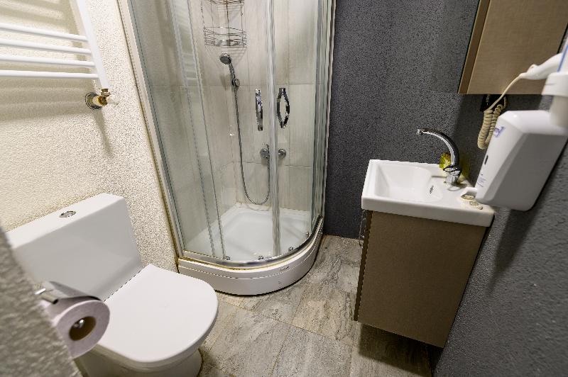 חדר סטנדרט, Riz B.b