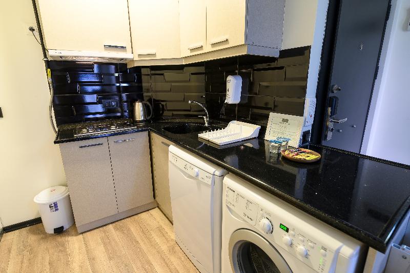 חדר סטנדרט, Riz B.b