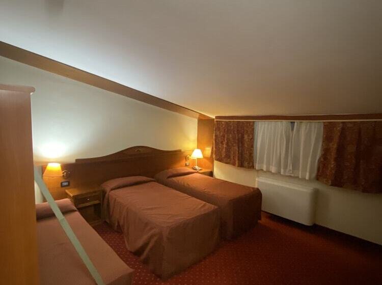 חדר סטנדרט לשלושה, Riz B.b