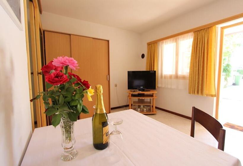 Студио Стандарт с Террасой, Room And Apartments Mariza