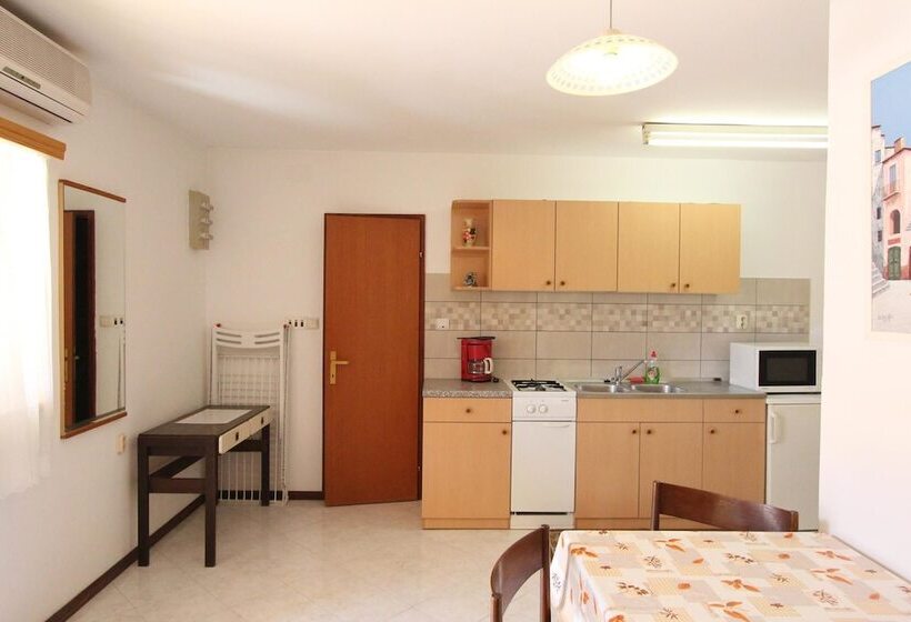 Студио Стандарт с Террасой, Room And Apartments Mariza