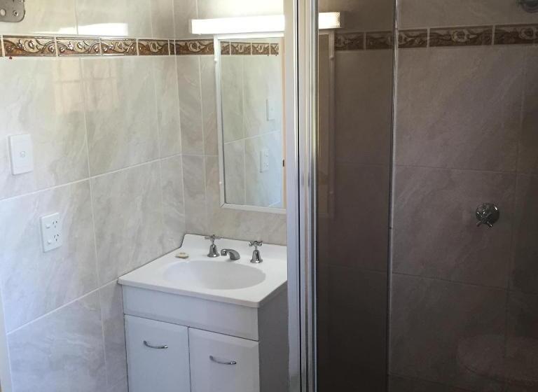 חדר סטנדרט, Poet S Recall Motel