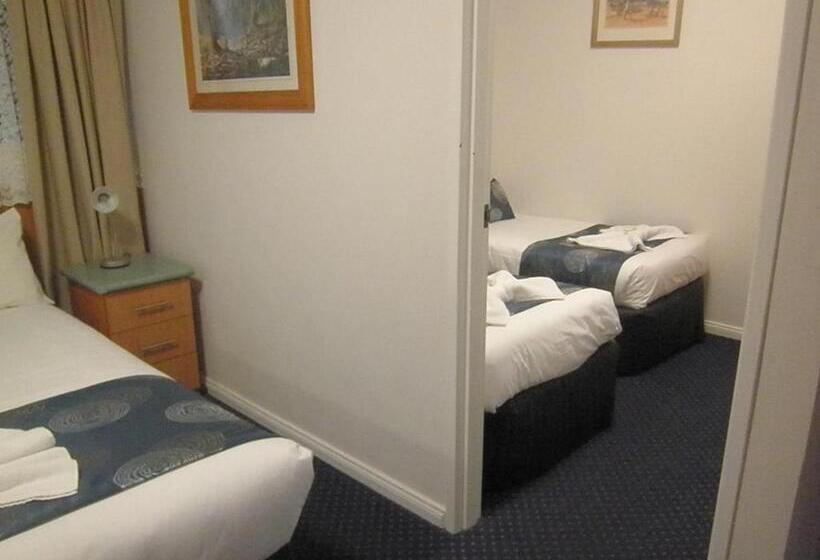 חדר משפחתי, Poet S Recall Motel