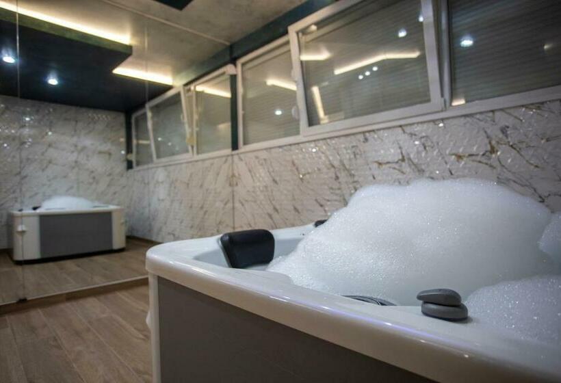 اتاق استاندارد با وان آب گرم, Monogramlux