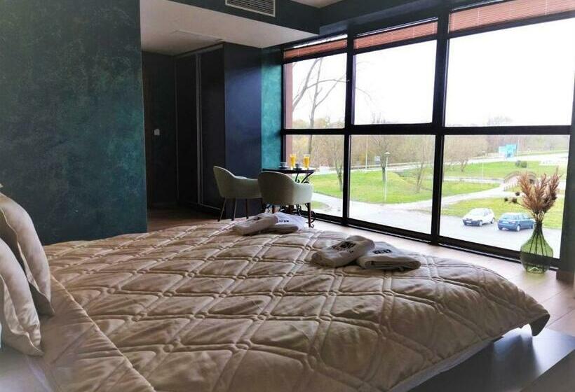 اتاق استاندارد با چشم‌انداز دریاچه, Monogramlux