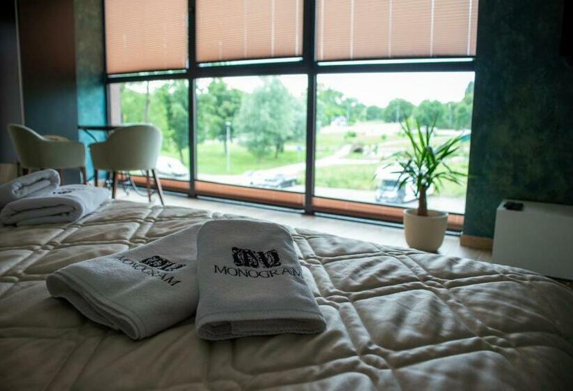 اتاق استاندارد با چشم‌انداز دریاچه, Monogramlux