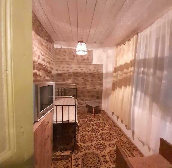 اتاق یک تخته با چشمانداز باغ, Nargizaanta