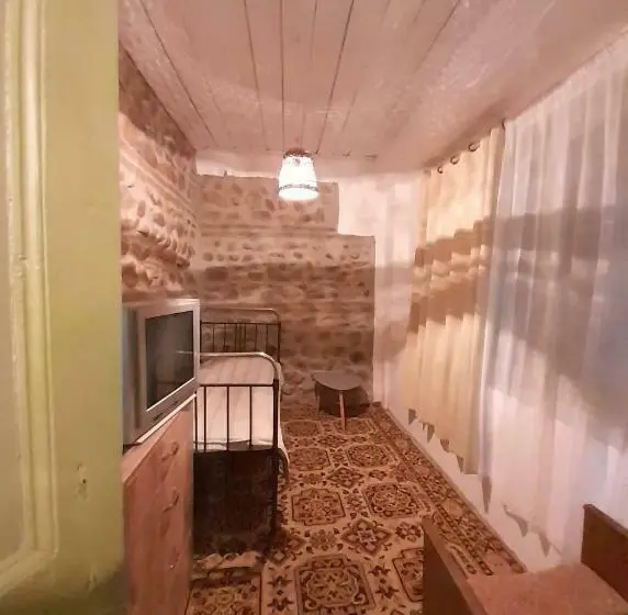 اتاق یک تخته با چشم‌انداز باغ, Nargizaanta