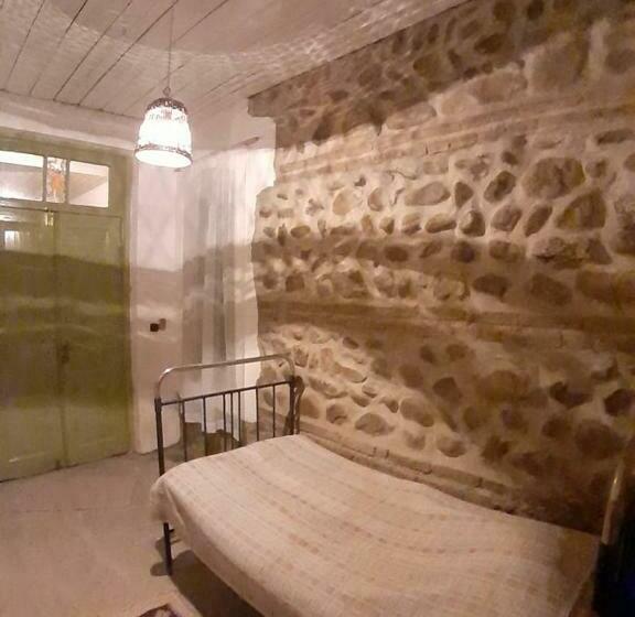 اتاق یک تخته با چشمانداز باغ, Nargizaanta