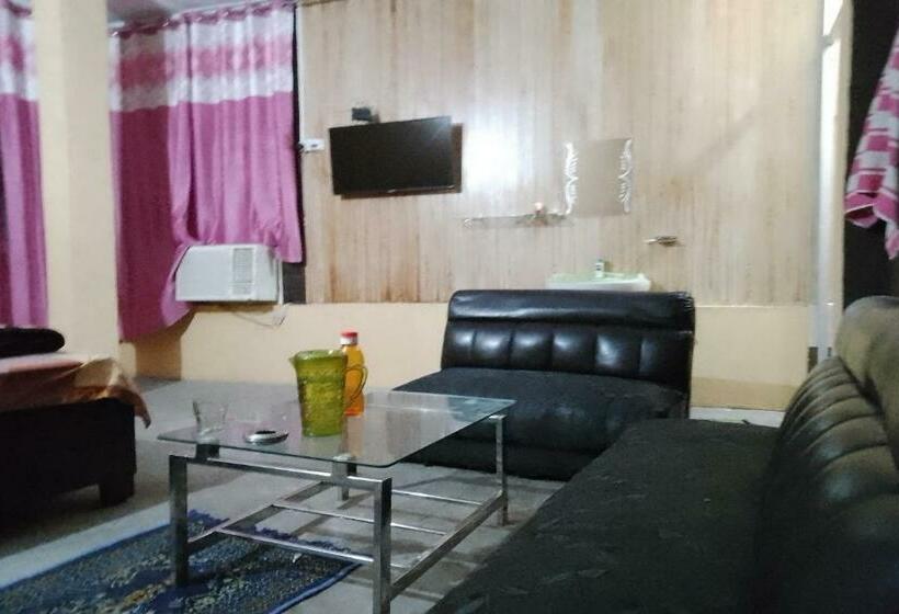 Classic Kolmen Hengen Huone, Spot On Stacy Guest House