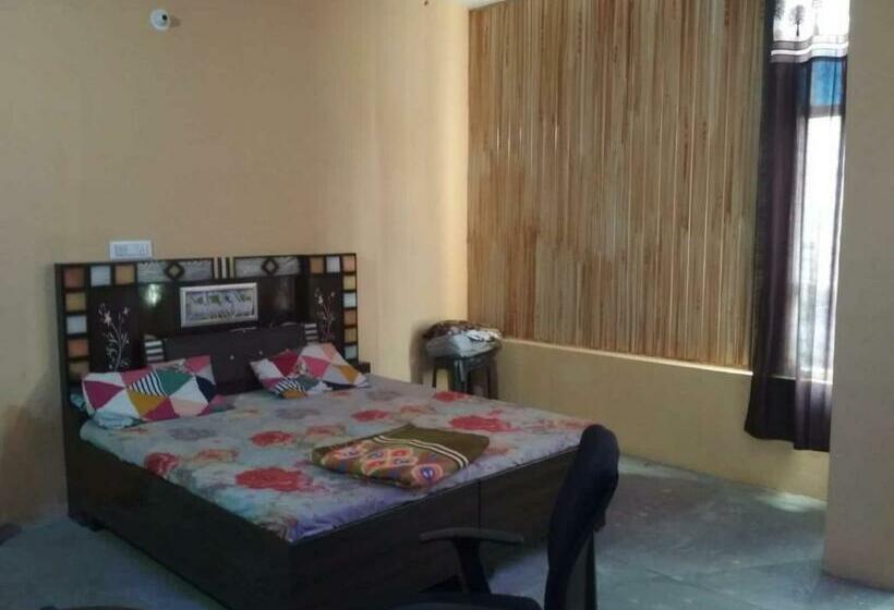 Classic Kolmen Hengen Huone, Spot On Stacy Guest House