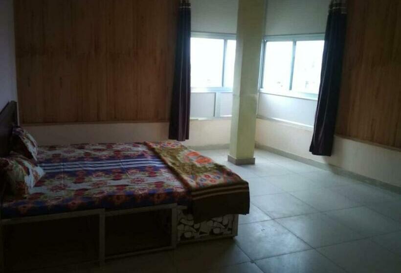 Classic Kolmen Hengen Huone, Spot On Stacy Guest House