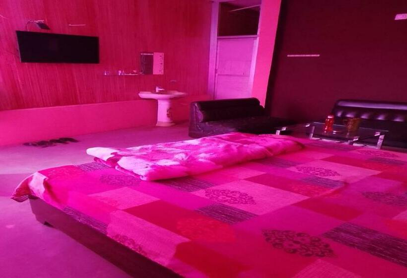 Classic Kolmen Hengen Huone, Spot On Stacy Guest House