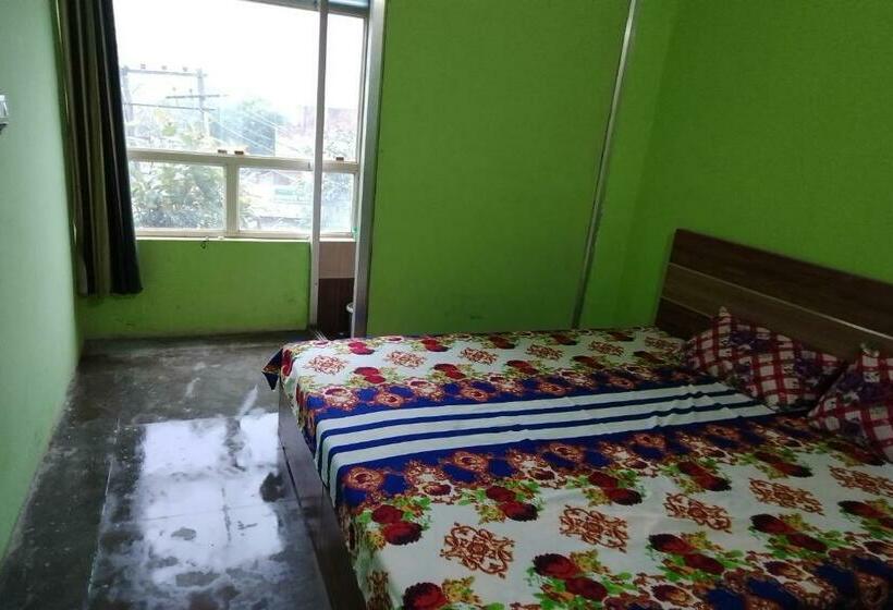 Classic Kolmen Hengen Huone, Spot On Stacy Guest House