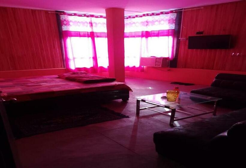 Classic Kolmen Hengen Huone, Spot On Stacy Guest House