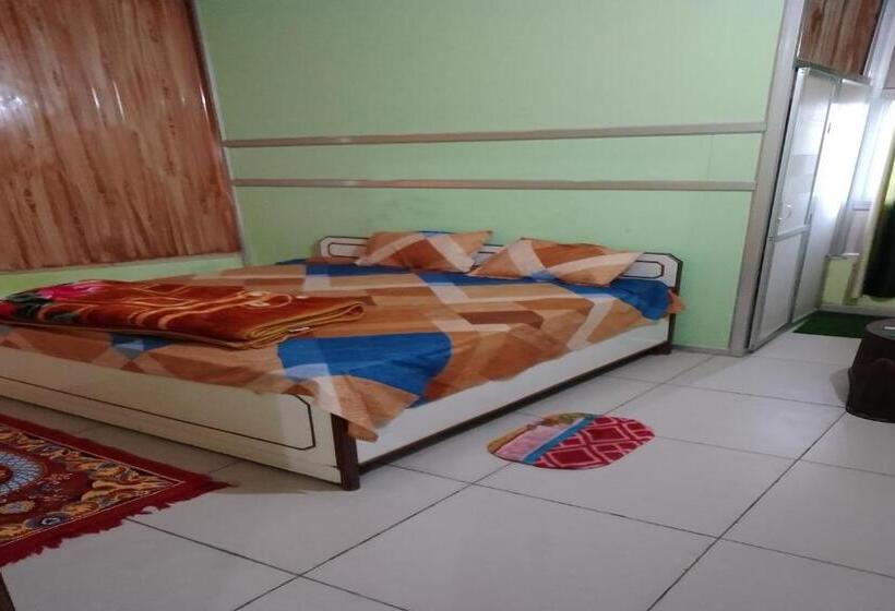 Classic Kolmen Hengen Huone, Spot On Stacy Guest House