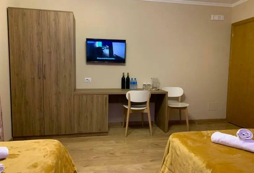 Economy Room, Demokracia