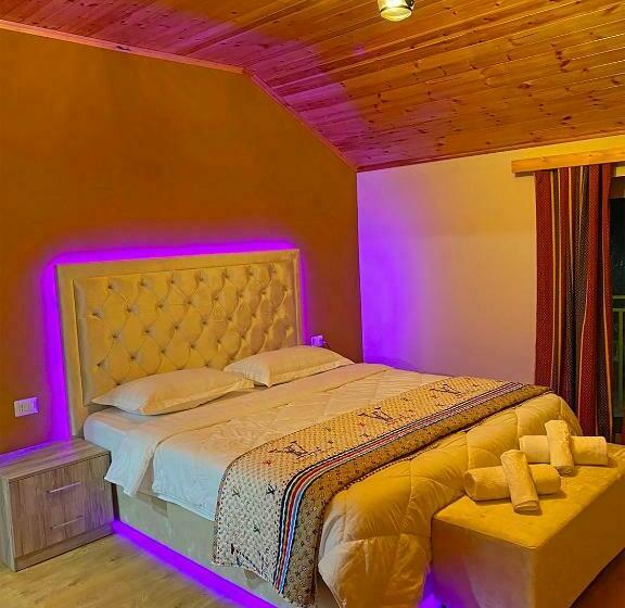 デラックスルーム, Demokracia