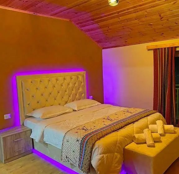 Deluxe Room, Demokracia
