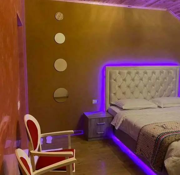 Deluxe Room, Demokracia