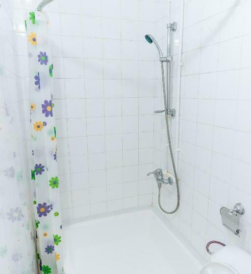 غرفة عائلية, Lion B&b