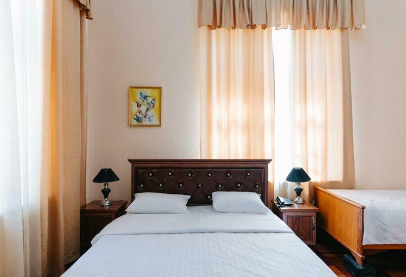 חדר משפחתי, Lion B&b