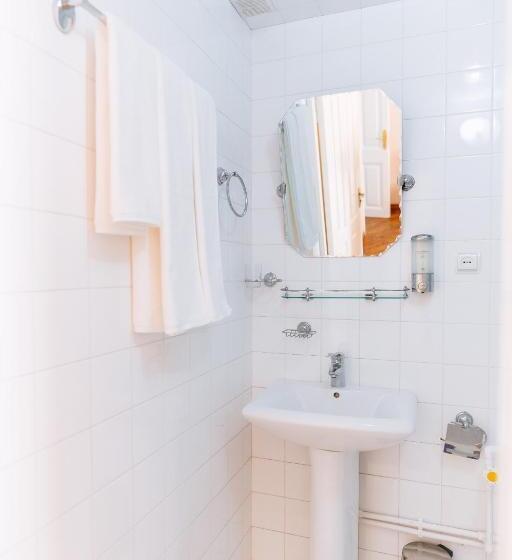 غرفة عائلية, Lion B&b