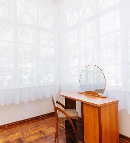 غرفة عائلية, Lion B&b