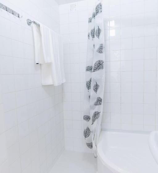 غرفة قياسية ثلاثية, Lion B&b