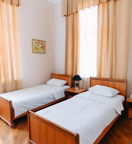 غرفة قياسية ثلاثية, Lion B&b