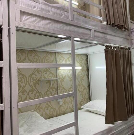 سرير فى غرفة مشتركه, Lion B&b