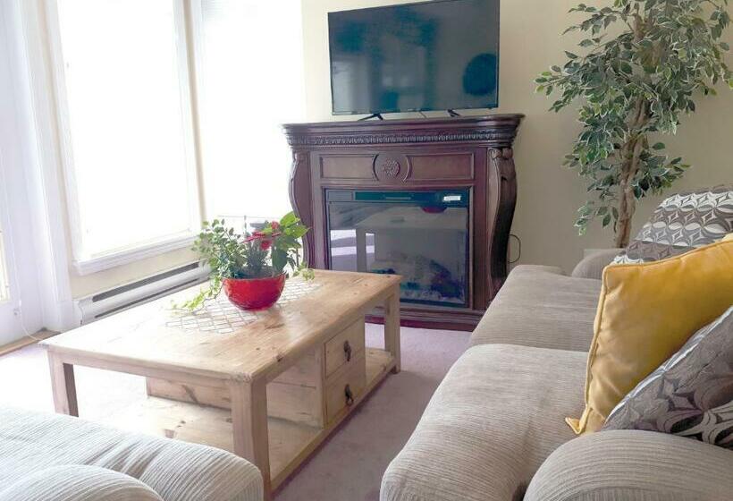 غرفة قياسية مزوَّدة بشُرفة, Quail Ridge