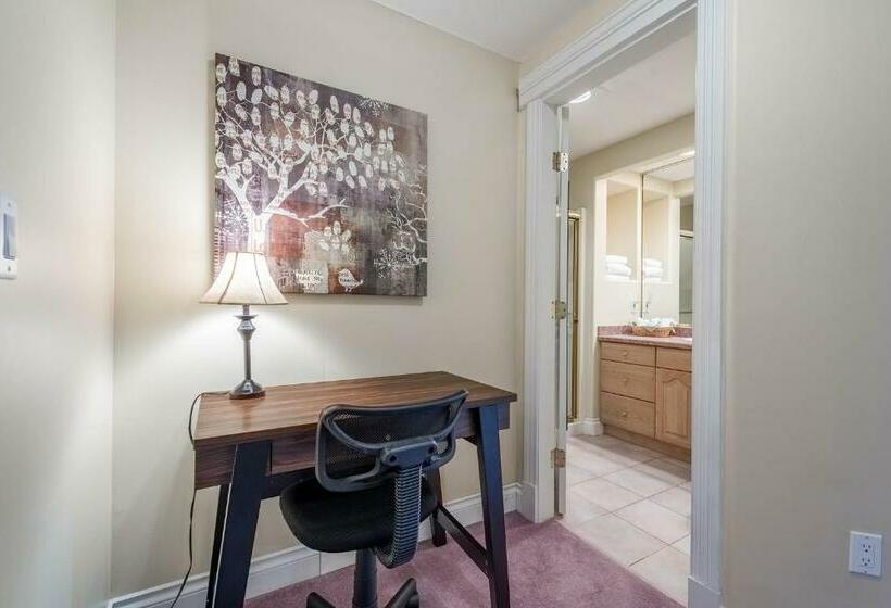 غرفة قياسية مزوَّدة بشُرفة, Quail Ridge