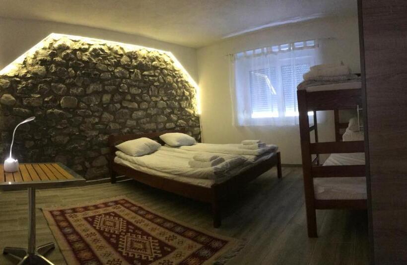 اتاق استاندارد چهار تخته, Riverside Guesthouse