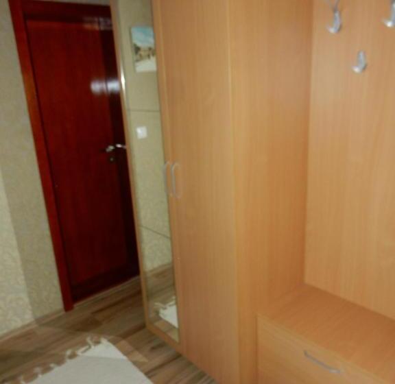 اتاق استاندارد چهارنفره با بالکن, Apartments Izvor Lisine