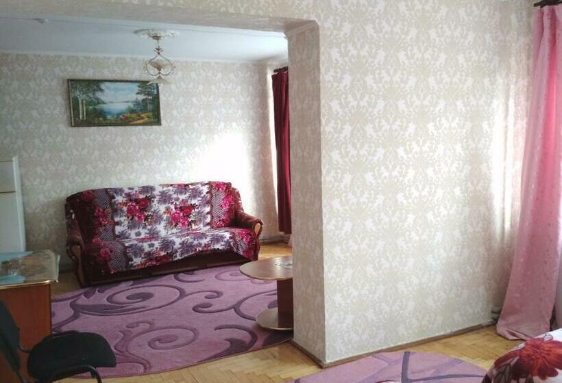 带阳台套房, удеч