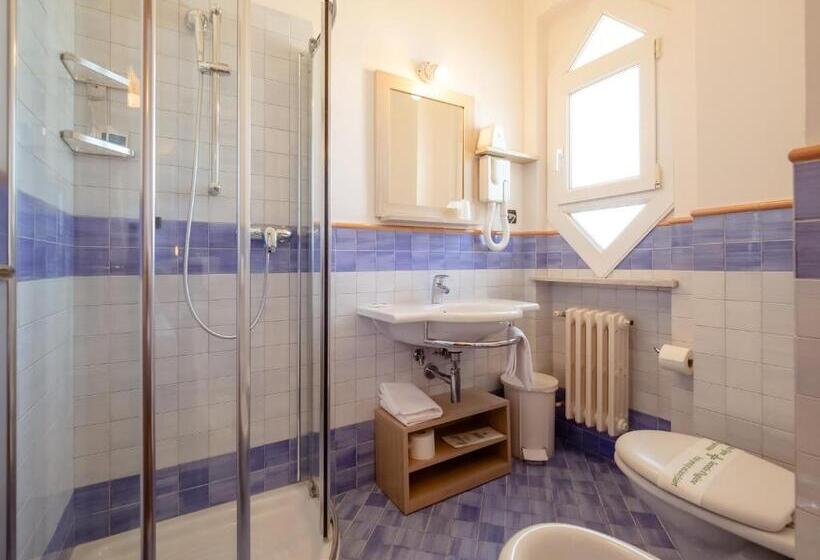 غرفة قياسية ثلاثية, De La Ville