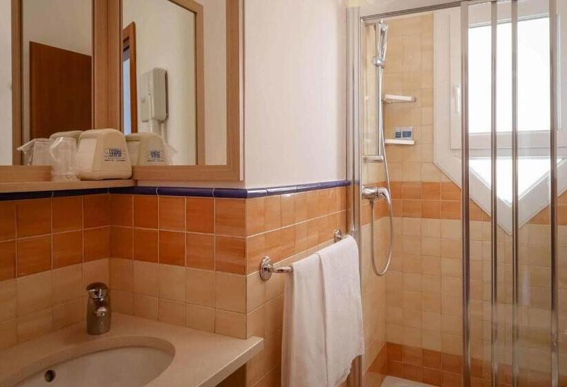 غرفة سوبيريور مطلّة علي البحر, De La Ville