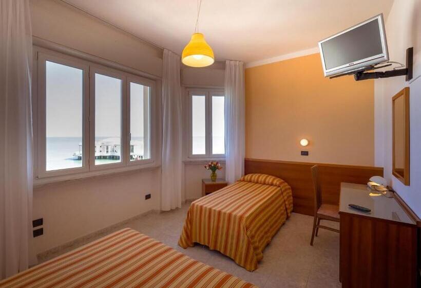 غرفة سوبيريور ثلاثية مطلّة علي البحر, De La Ville