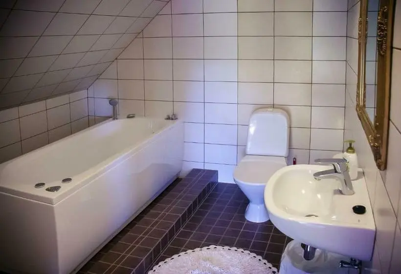 اتاق لوکس با وان آب گرم, Pööni Tavern & Guesthouse
