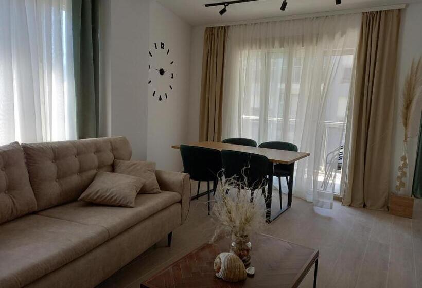 استودیوی لوکس, Solaris Apartments