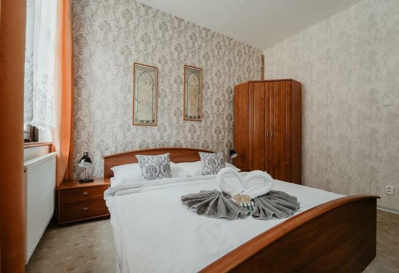 غرفة قياسية مزوَّدة بشُرفة, U Lípy